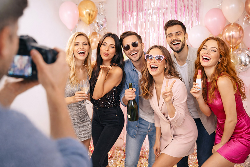 Fröhliche Freunde bei der Fotoparty im Fotostudio